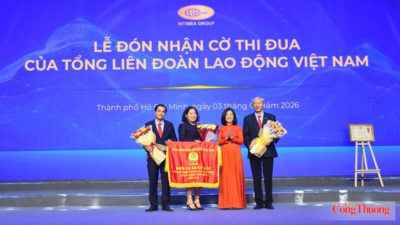 Công ty Cổ phần Tập đoàn Intimex đón nhận Cờ thi đua của Tổng Liên đoàn Lao động Việt Nam tại sự kiện. Ảnh: Thanh Minh.