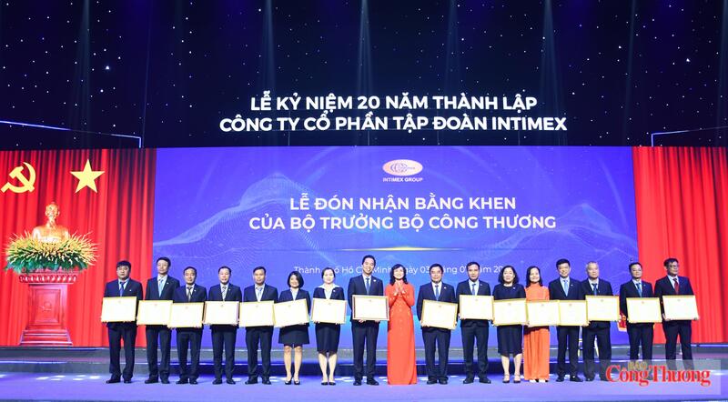 Thứ trưởng Phan Thị Thắng trao tặng Bằng khen của Bộ trưởng Bộ Công Thương cho tập thể và các cá nhân đã có nhiều thành tích trong công tác, góp phần vào sự nghiệp xây dựng và phát triển ngành Công Thương Việt Nam. Ảnh: Thanh Minh.