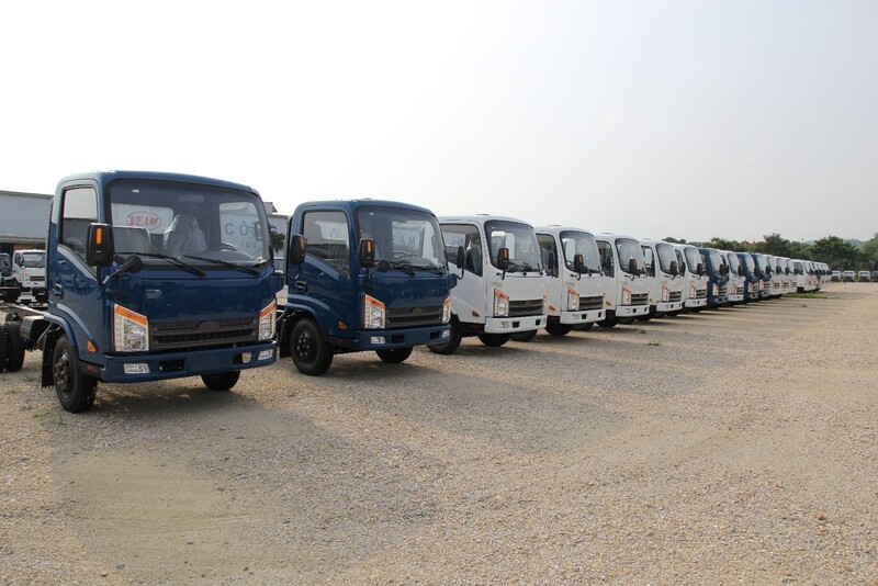 Xe tải các loại được đem đấu giá.