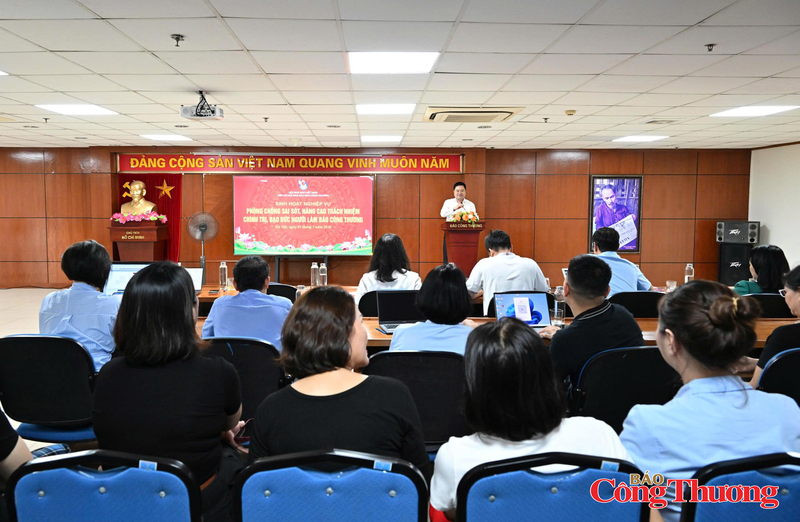 Tại buổi sinh hoạt, đại diện các phòng và phóng viên đã thảo luận, đóng góp nhiều ý kiến nhằm nâng cao chất lượng công tác chuyên môn. Ảnh: Cấn Dũng