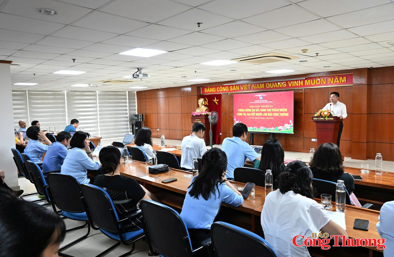 Chủ tịch Liên Chi hội Nhà báo Báo Công Thương Nguyễn Văn Minh đề nghị toàn thể cán bộ, phóng viên, biên tập viên nhìn nhận thấu đáo những tồn tại để nghiêm túc rút kinh nghiệm, tránh tái diễn sai sót trong hoạt động nghiệp vụ. Ảnh: Cấn Dũng