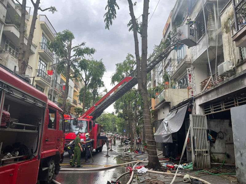 Lực lượng Cảnh sát phòng cháy chữa cháy và cứu nạn cứu hộ nhanh chóng có mặt tại hiện trường triển khai phương tiện chữa cháy, cứu nạn, cứu hộ. Ảnh: Công an Hà Nội
