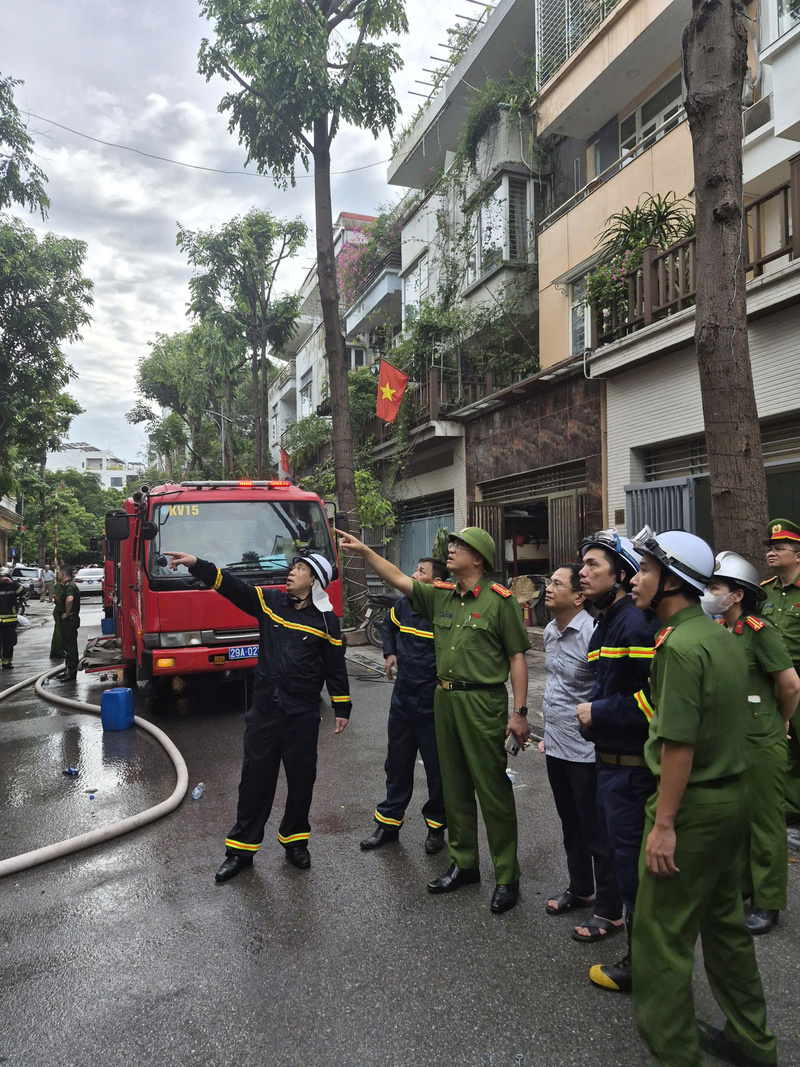 Chỉ huy Phòng Cảnh sát phòng cháy chữa cháy và cứu nạn cứu hộ, Công an TP. Hà Nội đến hiện trường chỉ đạo công tác chữa cháy và cứu nạn. Ảnh: Công an Hà Nội