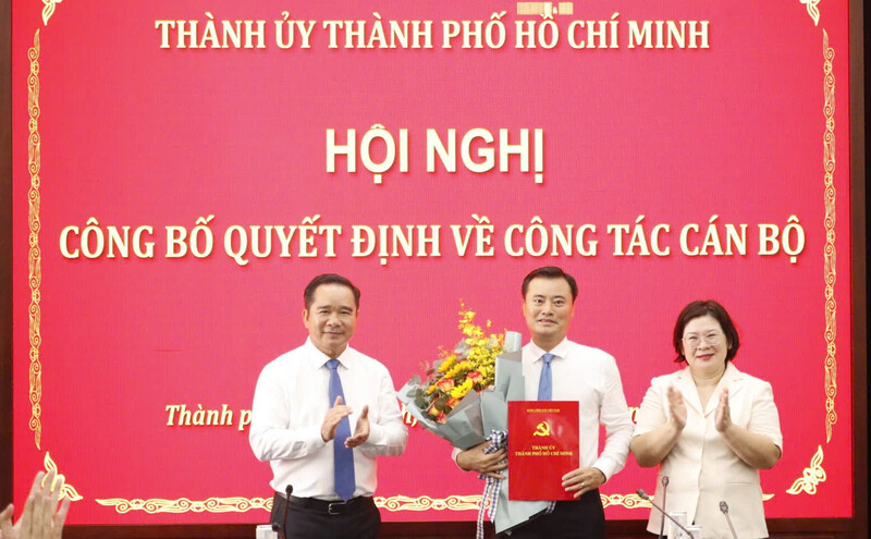Ông Bùi Xuân Cường (ở giữa) được điều động, chỉ định giữ chức Bí thư Đảng ủy phường Sài Gòn nhiệm kỳ 2025 - 2030