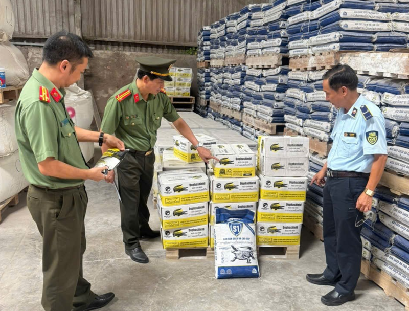 Phòng An ninh kinh tế - Công an TP. Đồng Nai và lực lượng Quản lý thị trường kiểm tra, phát hiện một cơ sở vi phạm. Ảnh: QLTT TP. Đồng Nai.