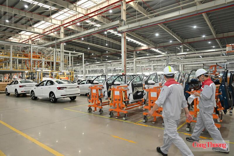 Trong tháng 6, cả nước có hơn 16,8 nghìn doanh nghiệp thành lập mới với số vốn đăng ký hơn 286,3 nghìn tỷ đồng. Ảnh: Cấn Dũng