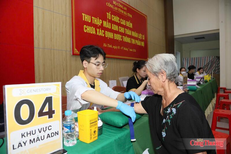Cán bộ chuyên trách tiến hành thu mẫu theo đúng tiêu chuẩn.
