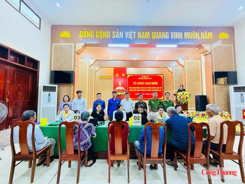 Tại hội trường UBND xã Hương Khê, lực lượng công an xã phối hợp với các đơn vị liên quan tổ chức thu nhận mẫu ADN của thân nhân các liệt sĩ chưa xác định được danh tính thuộc Cụm thu mẫu số 4.