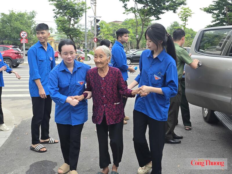 Ngay từ sáng sớm, các thân nhân đã có mặt tại điểm lấy mẫu để hoàn tất thủ tục và thực hiện theo kế hoạch.