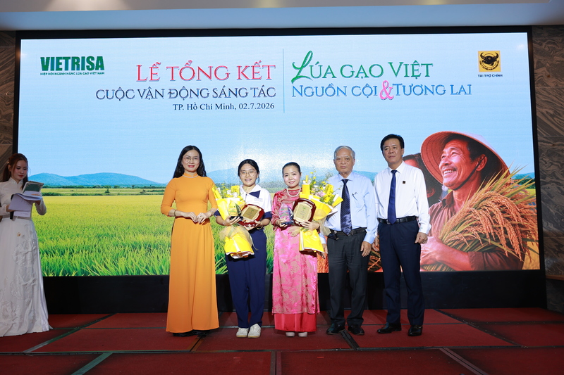 Ông Bùi Bá Bổng - Chủ tịch Hiệp hội Lúa gạo (thứ 2 từ phải sang) và ông Ngô Văn Đông - Tổng Giám đốc Công ty CP Phân bón Bình Điền (bìa phải) trao giải cho các tác giả đạt giải đặc biệt