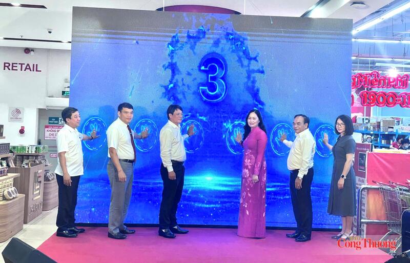 Các đại biểu nhấn nút phát động hưởng ứng Tháng Khuyến mại 2026 tại Hải Phòng. Ảnh: Thu Anh