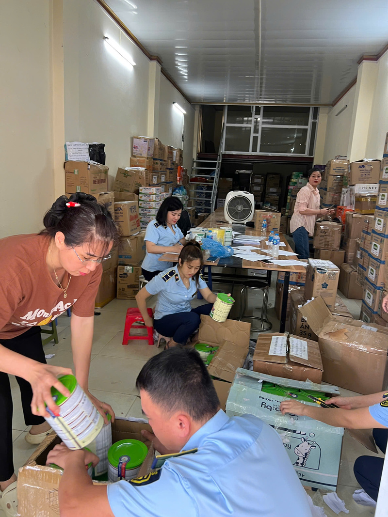 Trong 6 tháng năm 2026, Quản lý thị trường tỉnh Lào Cai đã thực hiện 490 vụ kiểm tra, xử lý 456 vụ với 501 hành vi vi phạm. Ảnh: QLTT