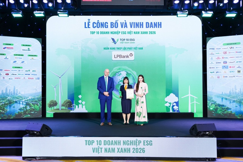 Bà Nguyễn Ánh Vân, Phó Tổng Giám đốc LPBank (ở giữa) đại diện Ngân hàng nhận giải thưởng Top 10 Ngân hàng ESG Việt Nam Xanh 2026 do Viet Research phối hợp cùng Báo Tài chính - Đầu tư tổ chức.
