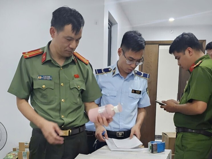 Trong 6 tháng đầu năm 2026, Chi cục Quản lý thị trường Hà Nội đã kiểm tra 3.014 vụ, xử lý 2.864 vụ vi phạm hành chính, đồng thời chuyển 43 vụ có dấu hiệu tội phạm sang cơ quan điều tra để xử lý theo quy định của pháp luật. Ảnh: Minh Cường