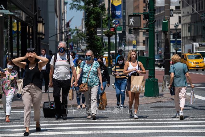 Người dân di chuyển dưới tiết trời nắng nóng tại New York, Mỹ. Ảnh: TTXVN