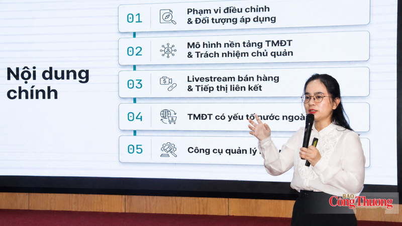 Đại diện tổ soạn thảo trình bày những điểm đáng lưu ý của Luật Thương mại điện tử 2025. Ảnh: Phương Cúc