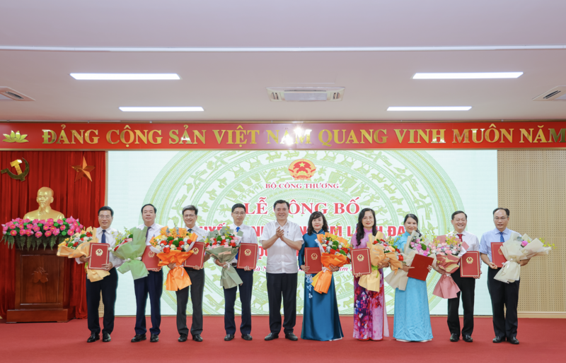 Thứ trưởng Bộ Công Thương Nguyễn Sinh Nhật Tân trao quyết định bổ nhiệm Phó Hiệu trưởng các trường đại học trực thuộc Bộ. Ảnh: Trường Đại học Kinh Tế - Kỹ thuật Công nghiệp