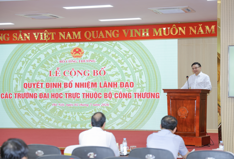Bộ trưởng Bộ Công Thương Lê Mạnh Hùng phát biểu tại buổi lễ. Ảnh: Trường Đại học Kinh tế - Kỹ thuật Công nghiệp
