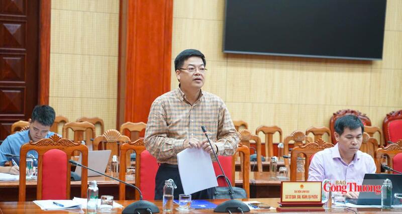 Ông Hồ Xuân Hoè- Giám đốc Sở Công Thương tỉnh Quảng Trị báo cáo thông tin về các dự án điện trên địa bàn tại buổi làm việc