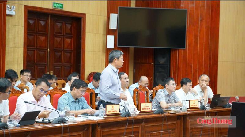 Ông Nguyễn Tài Anh- Phó Tổng giám đốc Tập đoàn Điện lực Việt Nam báo cáo tại buổi làm việc.