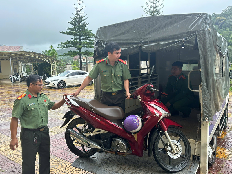 Hỗ trợ đưa phương tiện của ông Toán về nhà. Ảnh: UBND xã Tu Mơ Rông