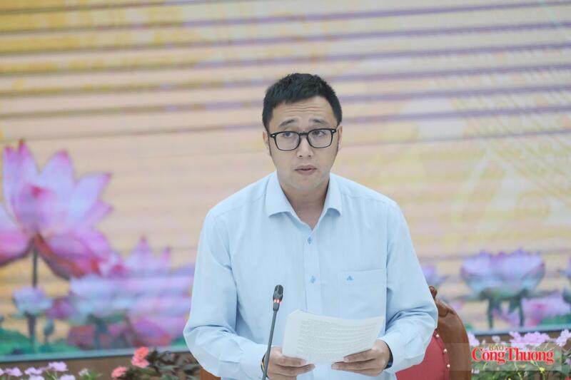 Ông Nguyễn Trần Nhật Huy, Phó Giám đốc Sở Tài chính tỉnh Lâm Đồng thông tin tình hình phát triển kinh tế - xã hội 6 tháng đầu năm 2026 của địa phương. Ảnh: Lê Sơn