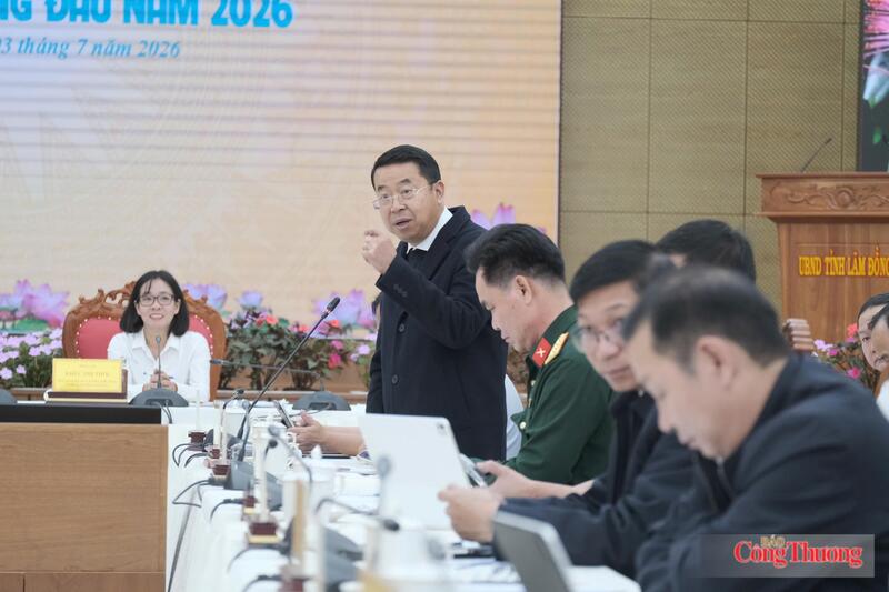 Ông Tôn Thiện San, Giám đốc Sở Văn hoá, Thể thao và Du lịch tỉnh Lâm Đồng đóng góp ý kiến tại hội nghị. Ảnh: Lê Sơn