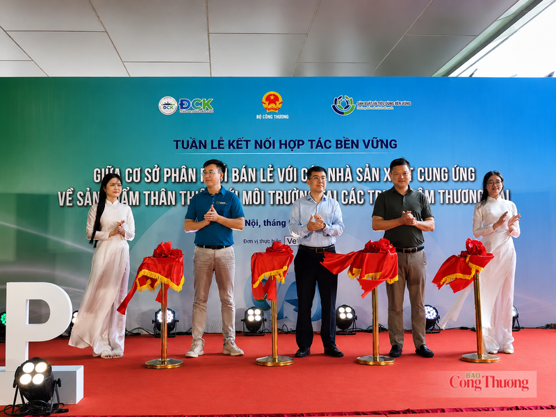 Đại biểu cắt băng khai mạc sự kiện. Ảnh: Nguyễn Hòa