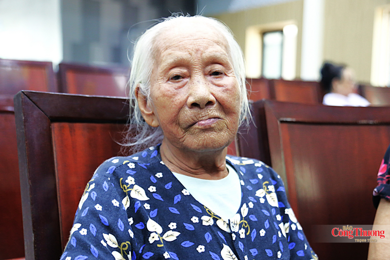 Bà bà Trương Thị Tứ hơn nửa thế kỷ tìm kiếm hai em liệt sĩ. Ảnh: Trọng Tùng