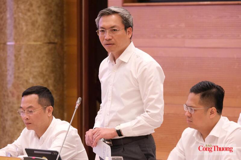 Thiếu tướng Nguyễn Quốc Toản - Chánh Văn phòng, Người phát ngôn Bộ Công an trả lời họp báo. Ảnh: Lê An