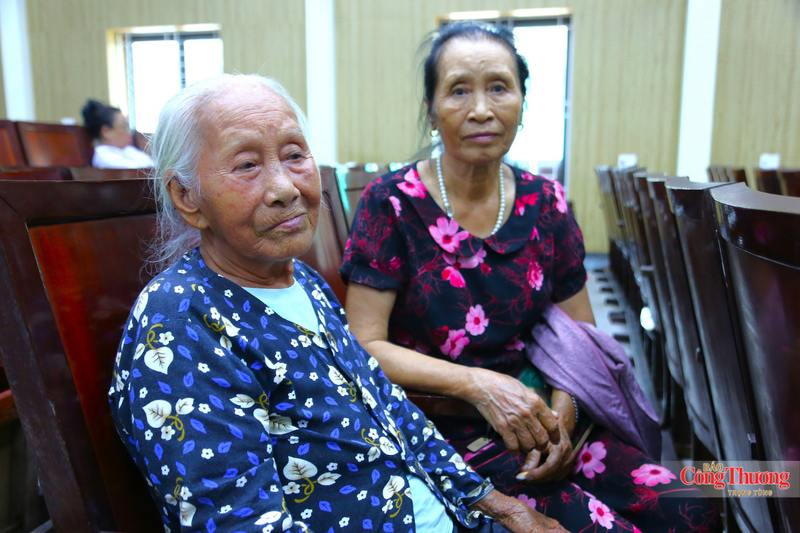 Bà Tứ thao thức, mất ngủ nhiều đêm liền để chờ đợi đến ngày được lấy mẫu ADN. Ảnh: Trọng Tùng