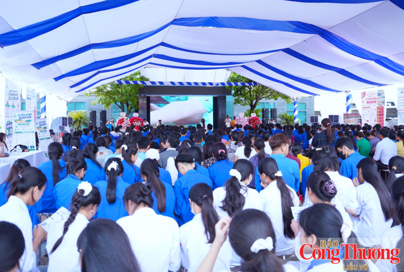Đông đảo học sinh, sinh viên các trường và người lao động tham gia Ngày hội việc làm.