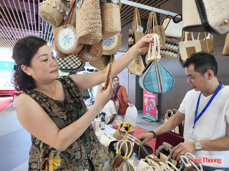 Chị Nguyễn Thị Lan, phường Thanh Xuân, TP. Hà Nội thích thú khi mua được sản phẩm thân thiện với môi trường. Ảnh: Nguyễn Hòa