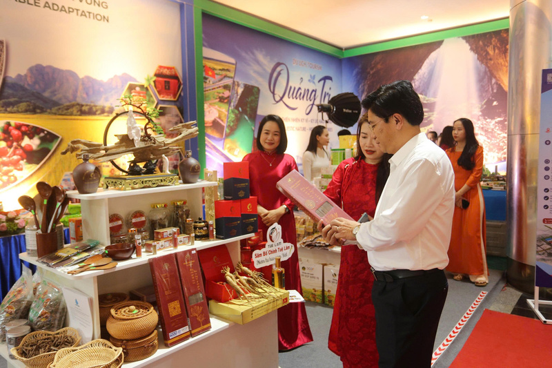 Các đại biểu tham quan các gian hàng triển lãm bên lề Hội nghị. Ảnh: Như Nguyễn