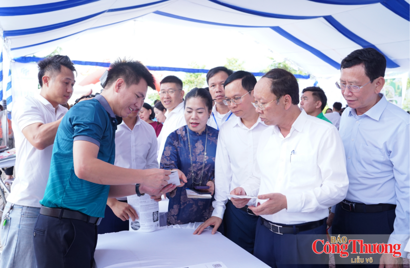 Các đại biểu tham quan gian hàng tuyển dụng của các doanh nghiệp.
