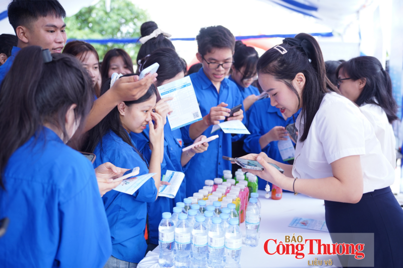 Học sinh tìm hiểu cơ hội việc làm tại khu công nghiệp.