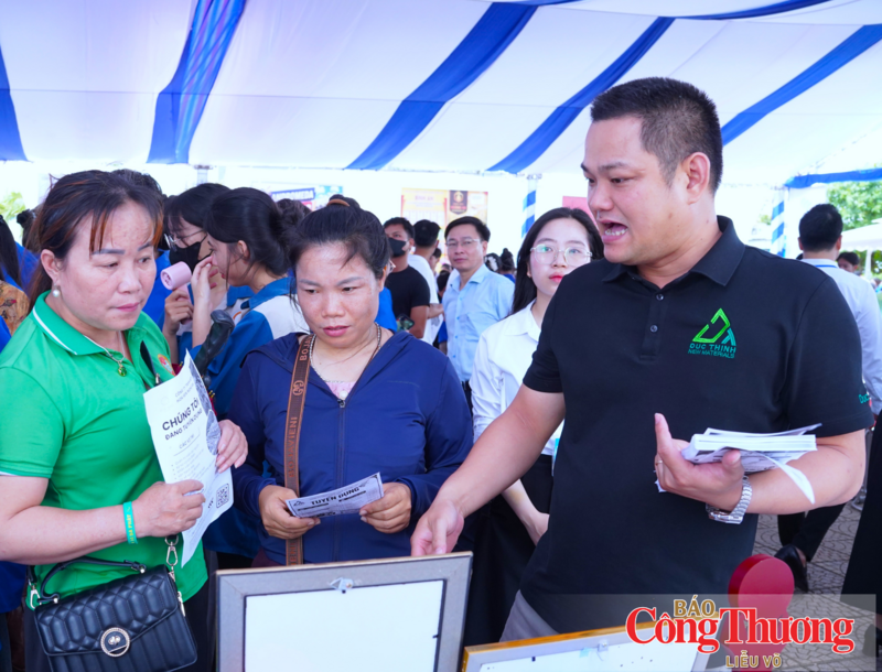 Người lao động tìm hiểu nhu cầu tuyển dụng của doanh nghiệp.