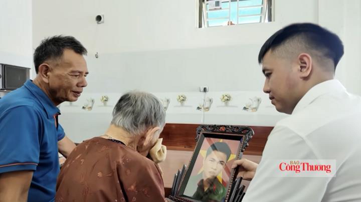 Người thân nhìn vào ảnh đã phục dựng mà không kìm nổi nước mắt. Ảnh: Quốc Anh