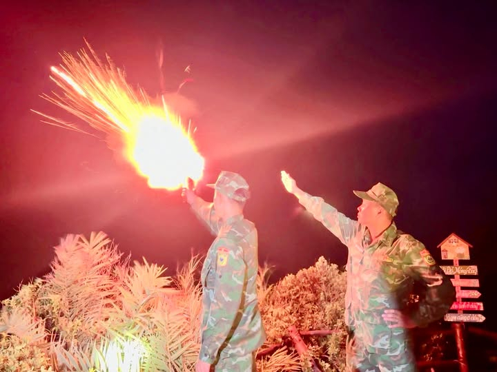 Tối 3/7, Đồn Biên phòng Cô Tô tổ chức bắn pháo hiệu cảnh báo, phát tín hiệu kêu gọi toàn bộ tàu thuyền đang hoạt động trên biển khẩn trương vào bờ hoặc tìm nơi neo đậu an toàn để tránh trú bão. Ảnh: TB