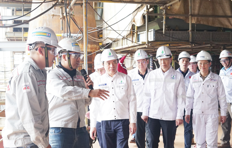 Chủ tịch HĐTV Petrovietnam Lê Ngọc Sơn kiểm tra công trường Dự án giàn CPP Lô B - Ảnh: Petrovietnam