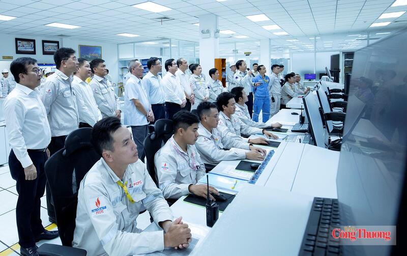 Chuyển đổi số được xác định tiếp tục là một trụ cột quan trọng trong nâng cao hiệu quả hoạt động của Petrovietnam (Ảnh: Các đại biểu tham quan Nhà máy thông minh Đạm Cà Mau)