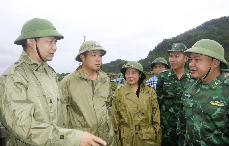 Lãnh đạo tỉnh Quảng Ninh cùng phường Móng Cái 1 chỉ đạo về công tác phòng, chống bão số 1. Ảnh: MC1