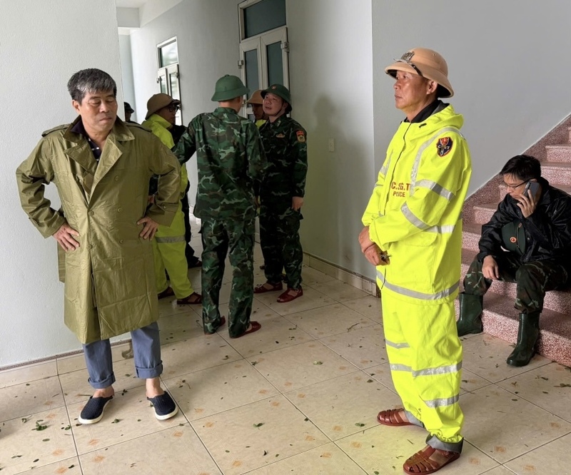 Lực lượng chức năng tỉnh Quảng Ninh trực sẵn sàng ứng cứu hai tàu bị trôi dạt do ảnh hưởng bão số 1. Ảnh: QN