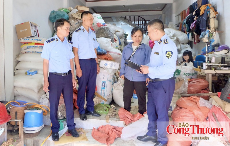 Với phương châm “đi từng ngõ, gõ từng cơ sở”, Đội quản lý thị trường số 4 thường xuyên đến các hộ kinh doanh phổ biến quy định của pháp luật, hướng dẫn nhận biết hàng giả, hàng nhập lậu, hàng không rõ nguồn gốc.