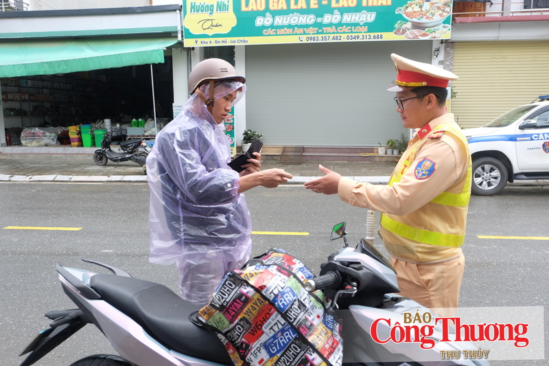 Đội CSGT đường bộ số 2 tăng cường tuần tra lưu động trên các tuyến đường trọng điểm, hướng dẫn người dân di chuyển an toàn trong điều kiện mưa lớn, sương mù và tầm nhìn hạn chế.