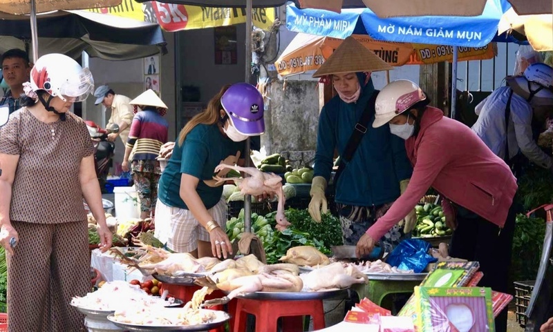 คณะกรรมการบริหารตลาดสามารถพัฒนารูปแบบตลาดแบบดั้งเดิมที่ทันสมัย เข้าถึงง่าย และมีระเบียบวินัยมากขึ้น โดยให้แผงขายสินค้าทุกแผงมีข้อมูลที่ได้รับการตรวจสอบแล้ว ภาพ: ฟง ลินห์