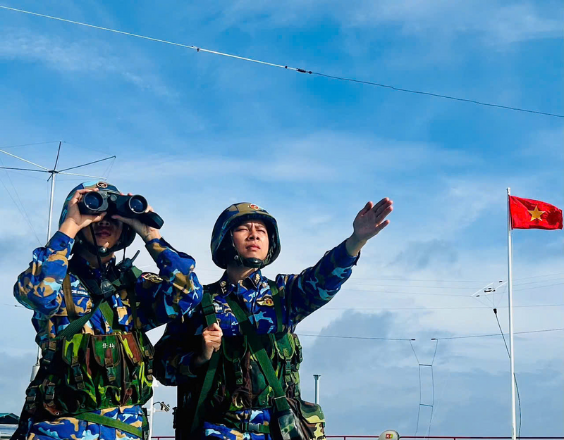 Chiến sĩ Nhà giàn thực hiện nhiệm vụ quan sát phát hiện các mục tiêu trên biển. Ảnh: Tiểu đoàn DK1