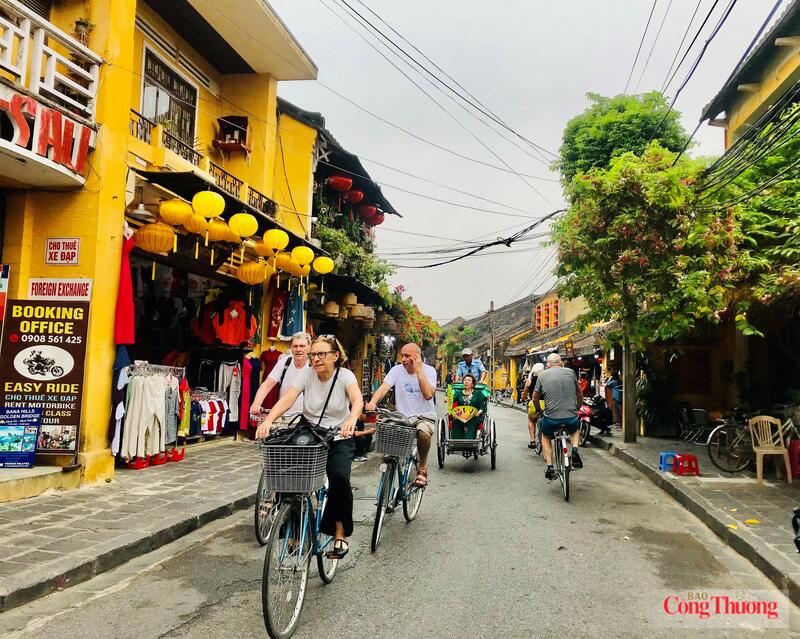Khách du lịch quốc tế tại Hội An. Ảnh: Bảo Thoa