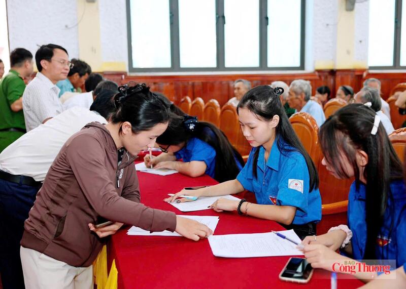 Lực lượng đoàn viên thanh niên đã phát huy tinh thần trách nhiệm, sự nhanh nhẹn và thái độ tận tình để hỗ trợ tối đa cho các gia đình. Ngay từ khâu đầu tiên là cập nhật thông tin, các tình nguyện viên đã kiên nhẫn lắng nghe, hướng dẫn chi tiết từng mục kê khai để đảm bảo tính chính xác của dữ liệu.