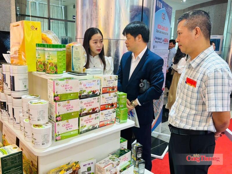 Khách hàng tham quan các gian hàng trưng bày sản phẩm